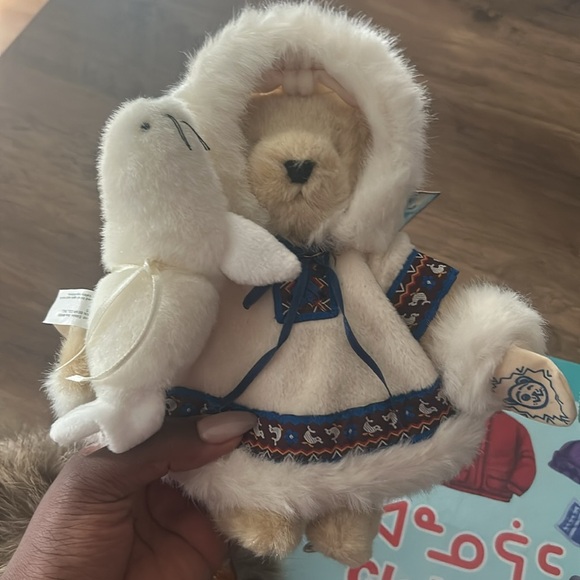 Fur mitts with Dreamcatcher and Teddy Bear
book and dream catcher - Picture 5 of 6